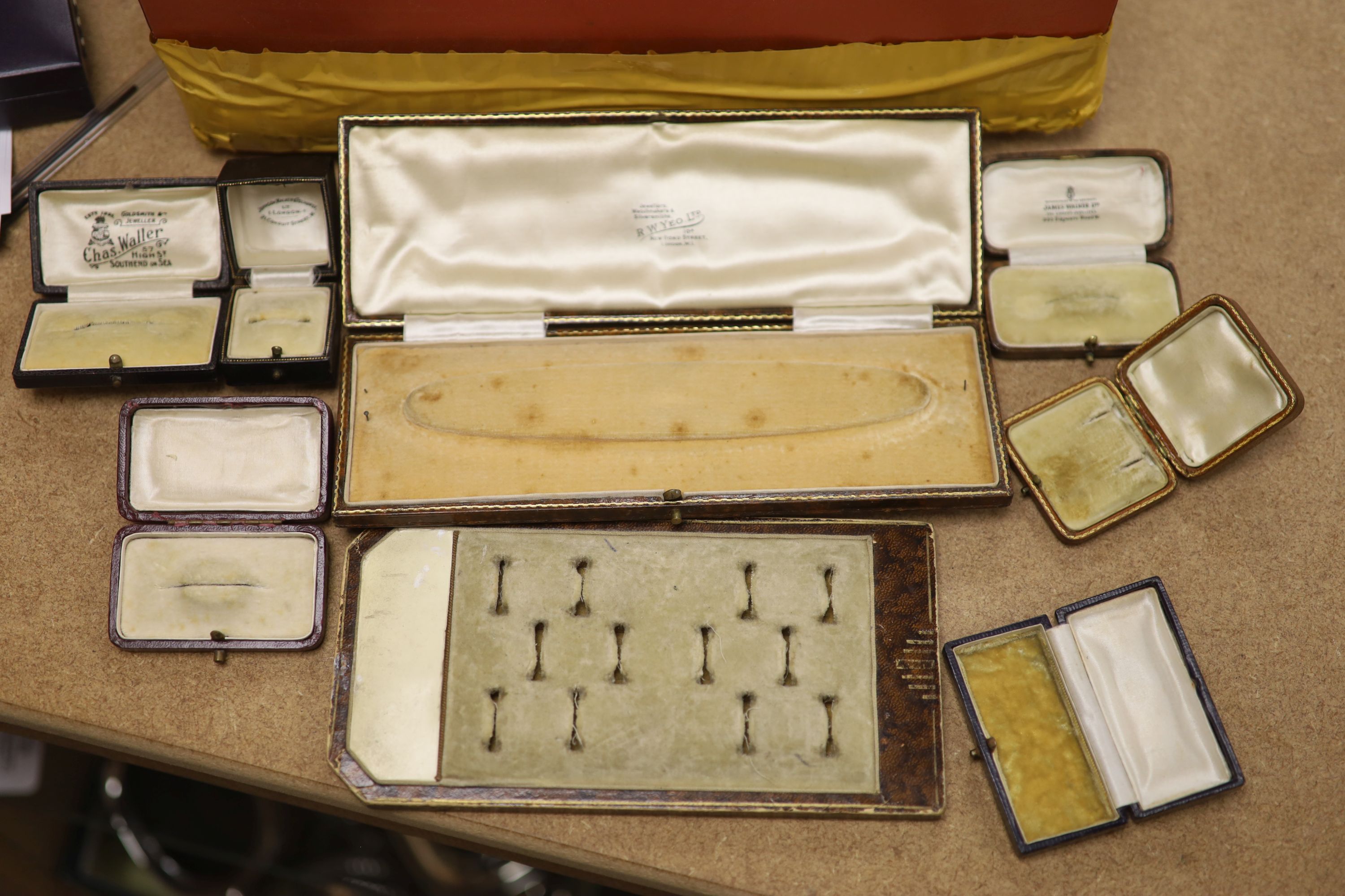 A mixed quantity of assorted jewellery boxes.